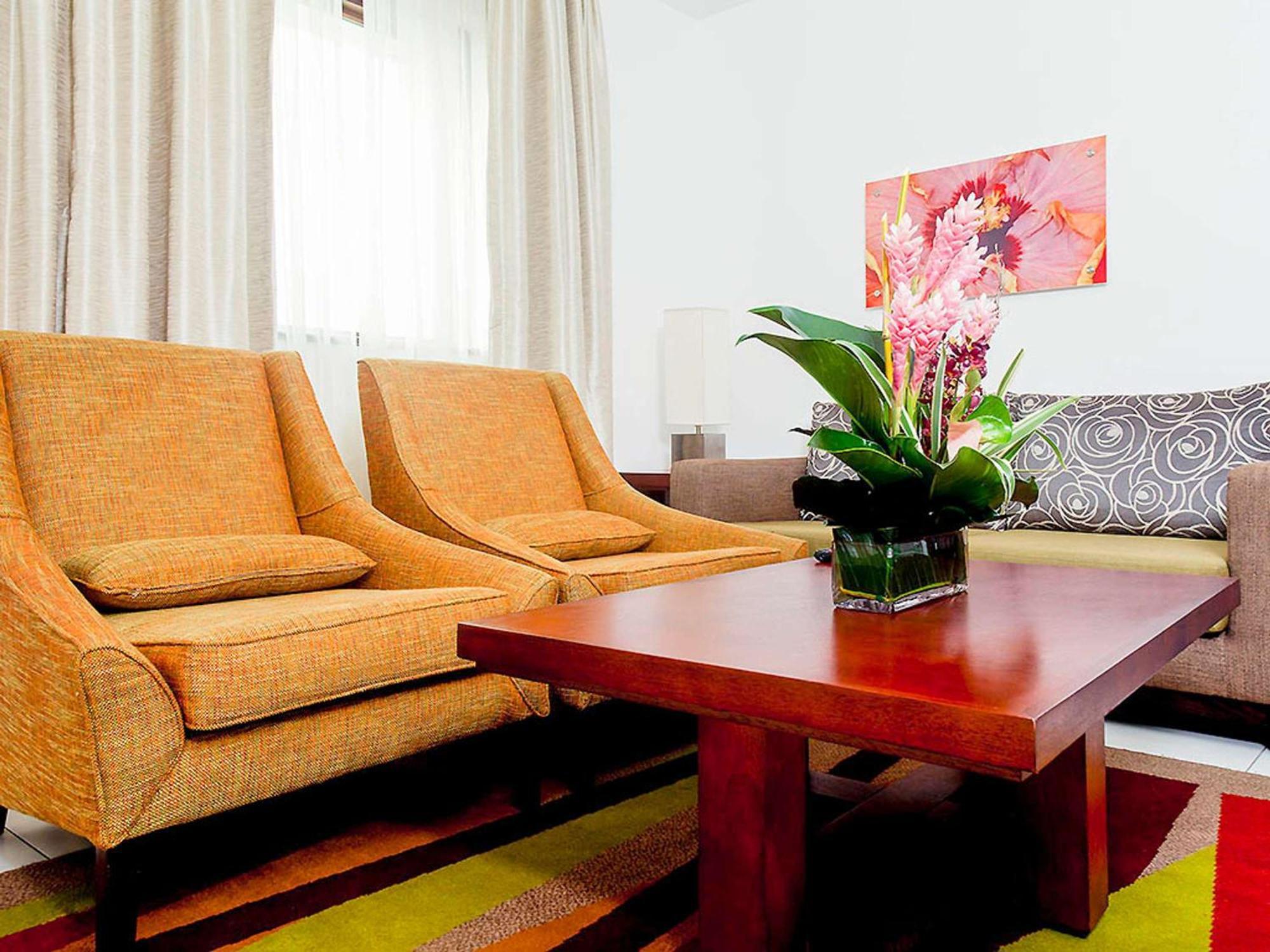 ホテル Ibis Styles Accra Airport エクステリア 写真